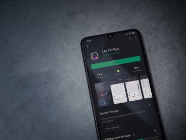 LG TV + uygulama çalma mağazası sayfası siyah bir cep telefonunun ekranında 