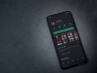 Cep telefonu TV uygulaması çalma mağazası sayfası siyah bir cep telefonunun ekranında 