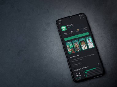Siyah bir cep telefonu ekranında Botmoji uygulaması oyun mağazası sayfası