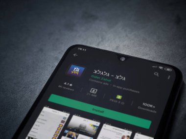 Siyah bir cep telefonu ekranında Galgalatz uygulaması oyun mağazası sayfası