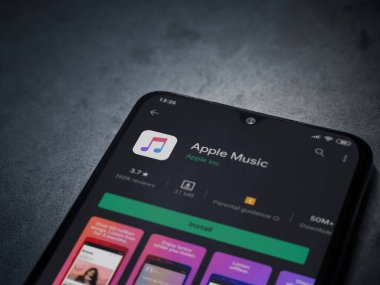 Apple Müzik Uygulaması çalma mağazası sayfası siyah bir cep telefonunun ekranında