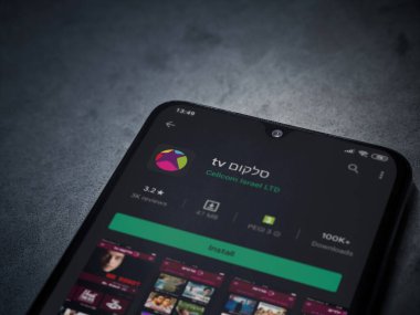 Cep telefonu TV uygulaması çalma mağazası sayfası siyah bir cep telefonunun ekranında 