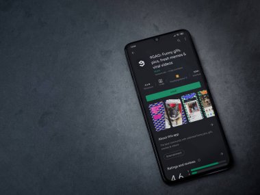 9GAG uygulaması oyun mağazası sayfası siyah bir cep telefonu ekranında