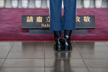 Asker, Tayvan 'daki Sun Yat Sen Anıt Salonu' nda duruyor.