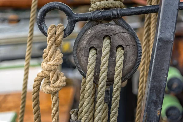 セーリングボートの古いロープ — ストック写真