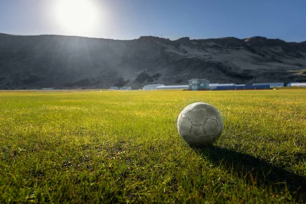 Fußball Auf Dem Spielfeld — Stockfoto