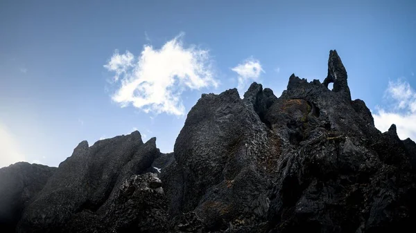Большие Острые Скалы Живописнее — стоковое фото