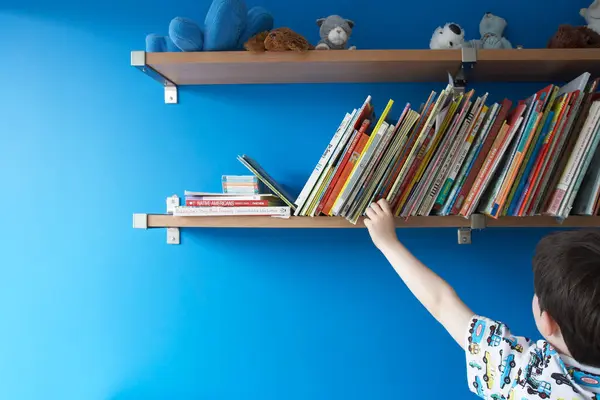 Boy Choosing Book Shelf Back View — Stock Photo, Image