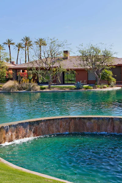 Zwembad Voor Deur Van Het Luxe Landhuis — Stockfoto