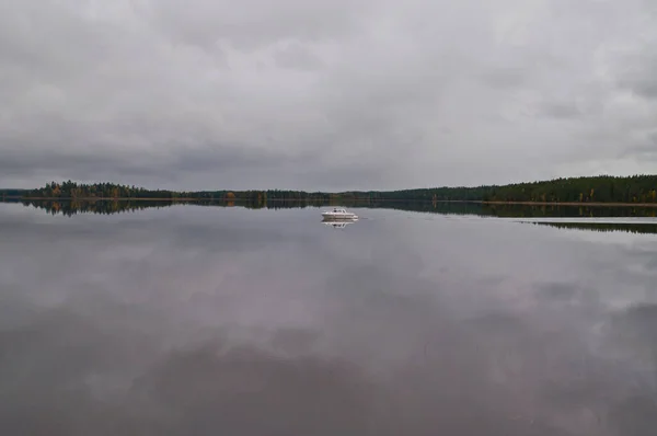 Una Barca Lago Nella Città Kuhmo Finlandia — Foto Stock