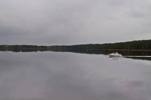 フィンランドのクモ市の湖の上のボート — ストック写真