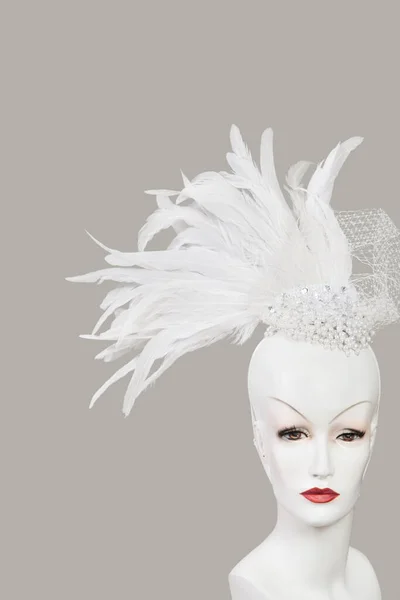 Feather Fascinator Mannequin Gray Background — Foto de Stock