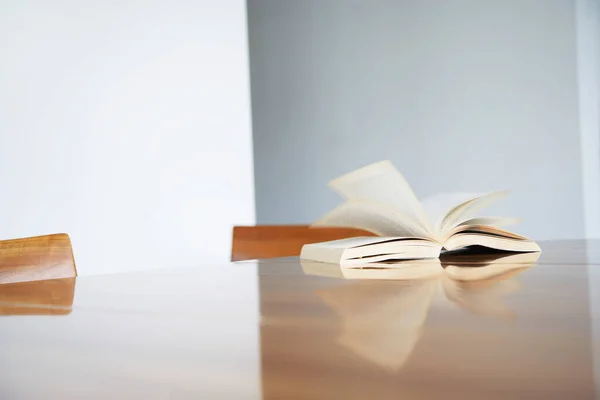 Masanın Yakın Planında Kitabı — Stok fotoğraf
