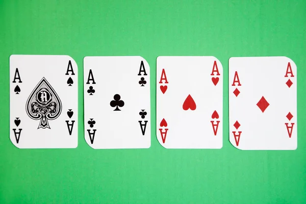 Τέσσερις Άσοι Παίζουν Χαρτιά Πάνω Από Την Πράσινη Επιφάνεια — Φωτογραφία Αρχείου