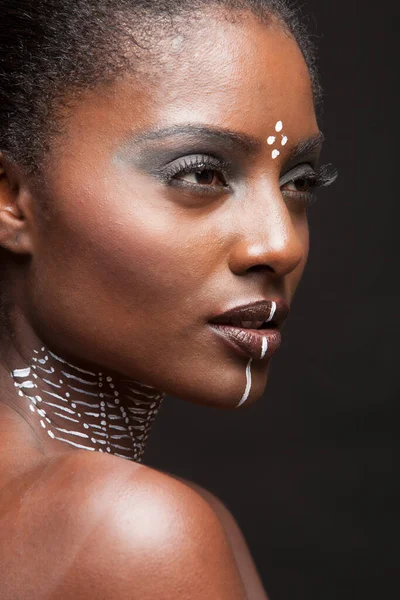 Πορτρέτο Της Νεαρής Αφροαμερικάνας Την Παραδοσιακή Άσπρη Μπογιά Στο Πρόσωπο — Φωτογραφία Αρχείου