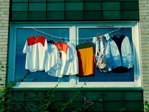 Camisas Que Secam Varal Fora Janela — Fotografia de Stock