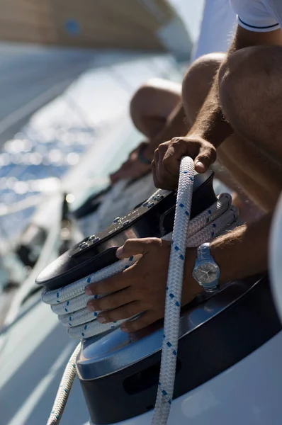Denizci Halatı Rüzgarlığa Bağlıyor Yakın Plan Eller — Stok fotoğraf