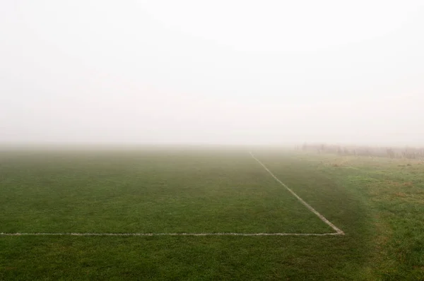 Туман Над Футбольным Полем — стоковое фото