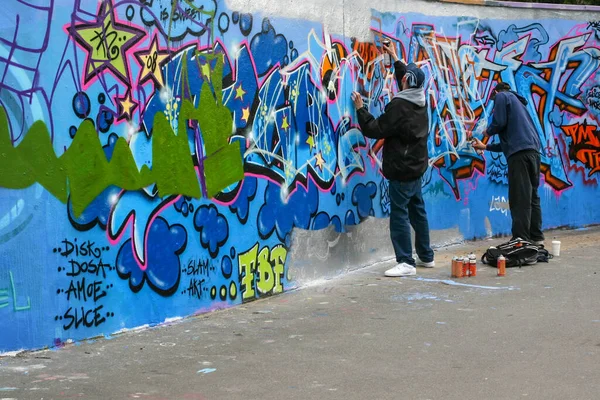 Londen Verenigd Koninkrijk April 2008 Twee Jongens Sproeien Graffiti — Stockfoto