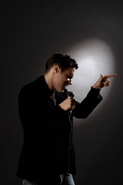 Mladý Muž Zpívá Mikrofonu Zblízka — Stock fotografie