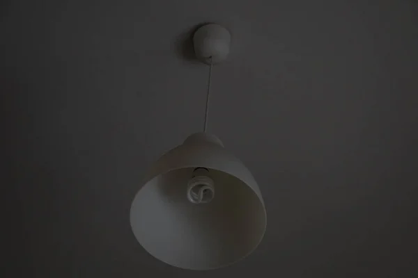 Eine Weiße Lampe Der Decke Befestigt — Stockfoto