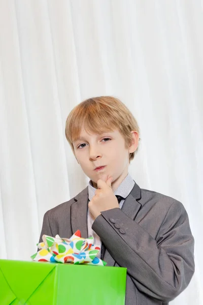 Portrét Mladého Chlapce Zírajícího Rukou Bradě — Stock fotografie