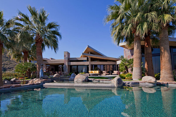 Вид на роскошный особняк