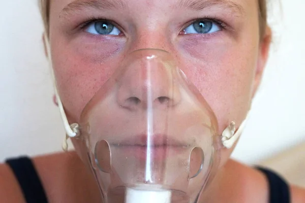 Mädchen Atmet Durch Einen Inhalator Porträt Großaufnahme — Stockfoto