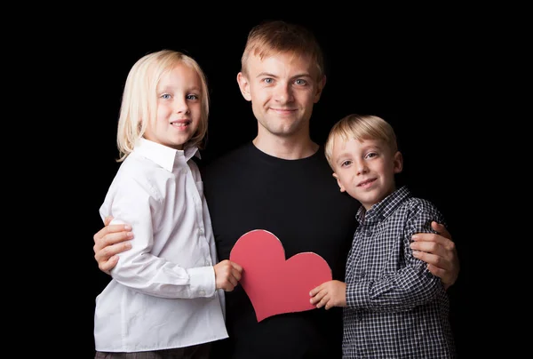 儿子和女儿拿着心形纸的男人的画像 — 图库照片