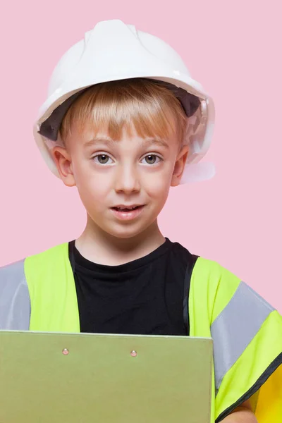 Porträt Eines Kleinen Jungen Der Vor Rosafarbenem Hintergrund Bauarbeiter Vorgibt — Stockfoto