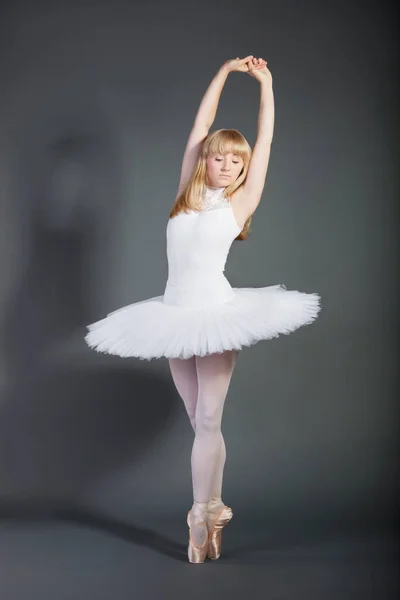 Молодая Балетная Танцовщица Цыпочках Сером Фоне — стоковое фото