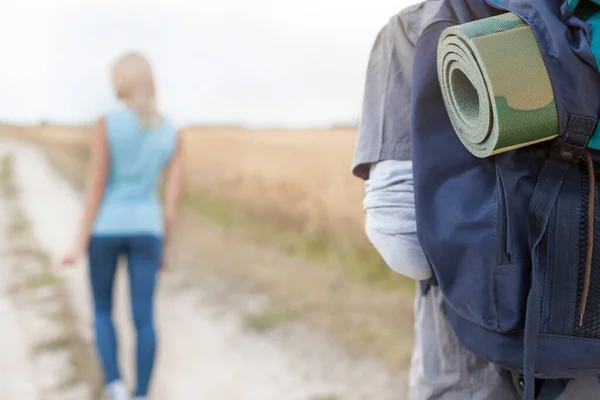 Male Hiker Carrying Backpack Woman Walking Foreground Field — Stock Photo, Image