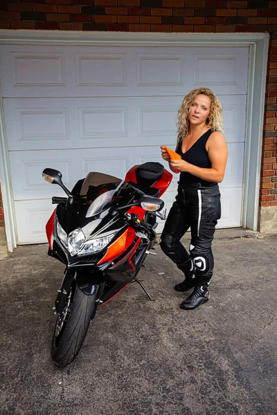 Vrouw Met Motorfiets Een Parkeerplaats — Stockfoto