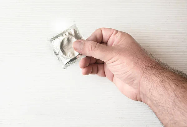 Una Mano Maschile Che Tiene Preservativo Imballato — Foto Stock