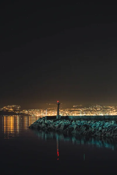 Gece Boyunca Deniz Feneri Arka Plan Boyunca Şehrin Ufuk Çizgisi — Stok fotoğraf