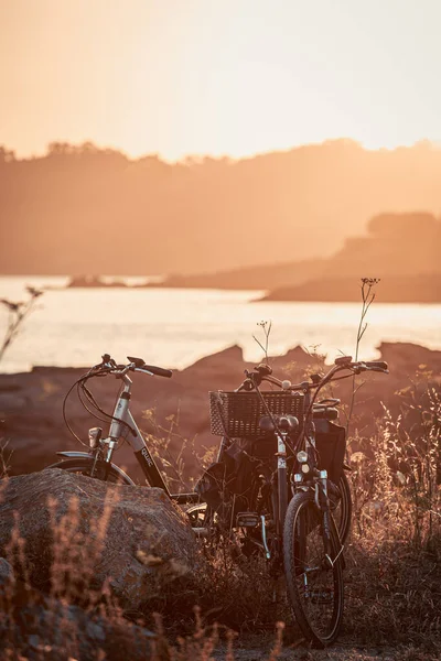 日落时海滩上有两辆老式自行车 — 图库照片