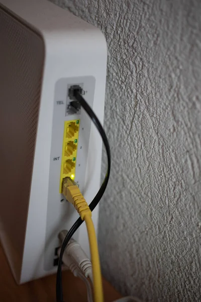 Router Mit Kabeln Und Steckern Blinkt Kontinuierlich — Stockfoto