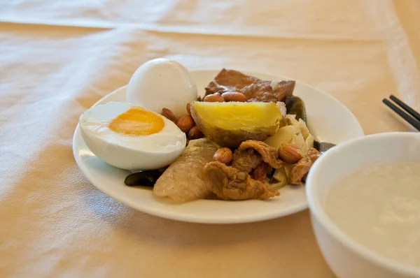 中国人早餐煮米饭和配菜 — 图库照片