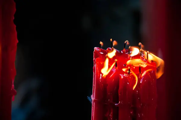 明亮的红光蜡烛 — 图库照片