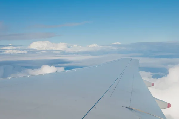 Ala Avião Jumbo Jato Voar Céu Azul — Fotografia de Stock