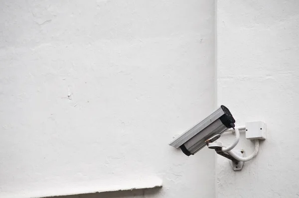 白い壁の監視カメラ — ストック写真