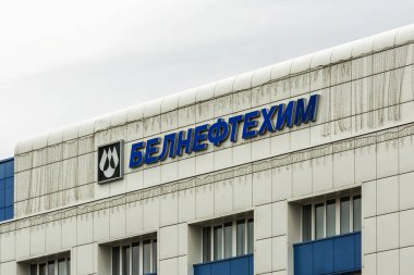 Belarus Eyaleti Petrol ve Chemis Endişesi 'nin logosu ve adı
