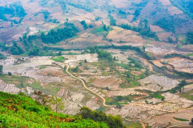 Vietnam 'ın Y Ty, Bat Xat, Lao cai eyaletinde su çekme mevsiminde güzel bir teraslı pirinç tarlası.