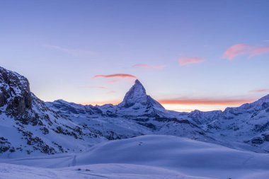 Kış akşamında Matterhorn Dağı. Gün batımı. Geniş açı. İsviçre Alpleri, İsviçre