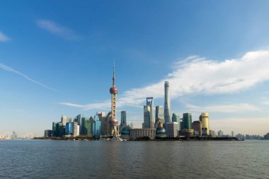 Panoramik Şangay Skyline ve Cloudy Sky. Lujiazui Finans Bölgesi ve Huangpu Nehri. The Bund Embankment 'tan görüntü. Çin.