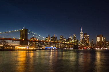 Gece Manhatan ve Brooklyn Köprüsü. New York, Amerika Birleşik Devletleri
