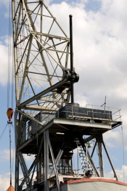 Limanda yüzen vinç