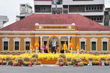 phrarachawang Metro Polisi, arka planda seyahat yeri