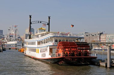 Mississippi Kraliçesi, arka planda seyahat yeri
