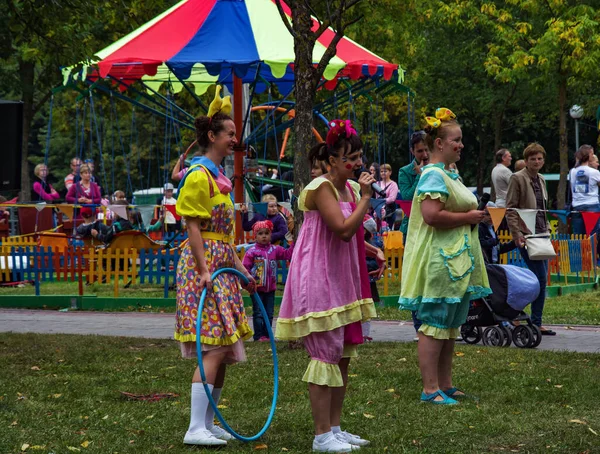 Trois Femmes Costumes Clown Tiennent Sur Herbe Verte Dans Parc — Photo
